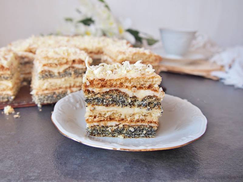 Delikatne ciasto makowo-kokosowe z kremem (łatwe i efektowne)
