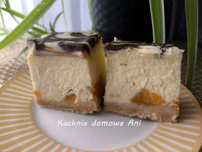 Sernik z białą czekoladą i brzoskwiniami