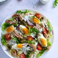 Sałatka z tuńczykiem i jajkiem