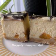 Sernik z białą czekoladą i brzoskwiniami