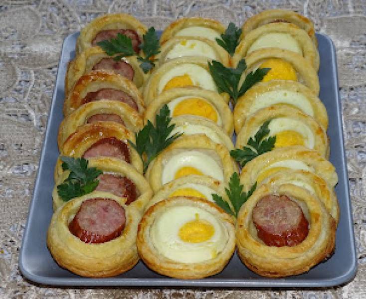 Chrupiące Gniazdka Wielkanocne z Jajkiem i Kiełbasą