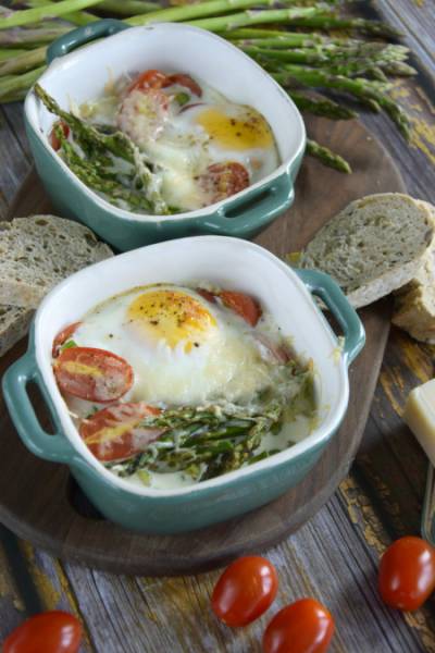 Zapiekane jajka ze szparagami i pomidorkami