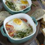 Zapiekane jajka ze szparagami i pomidorkami