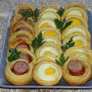 Chrupiące Gniazdka Wielkanocne z Jajkiem i Kiełbasą