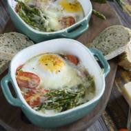 Zapiekane jajka ze szparagami i pomidorkami