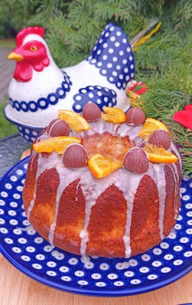 Babka z sokiem pomarańczowym i czekoladą.