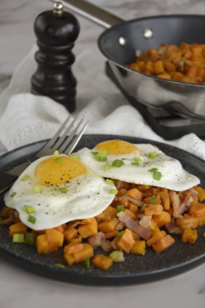 Bataty z boczkiem i jajem sadzonym