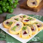 Wielkanocna rolada serowa z białą kiełbasą, chrzanem i żurawiną