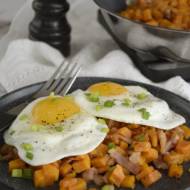 Bataty z boczkiem i jajem sadzonym