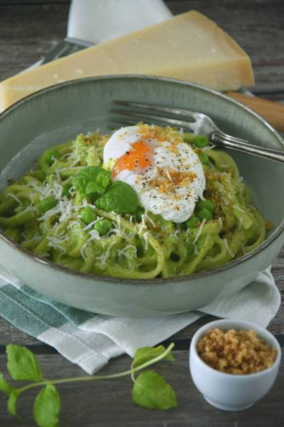 Makaron z pesto z groszku i jajkiem w koszulce