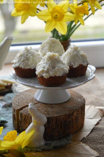 Maślane muffiny z kokosem i kremem jogurtowym