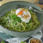 Makaron z pesto z groszku i jajkiem w koszulce