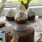 Maślane muffiny z kokosem i kremem jogurtowym