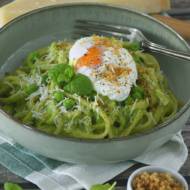 Makaron z pesto z groszku i jajkiem w koszulce