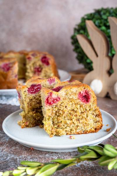 Babka pistacjowa z malinami i kataifi