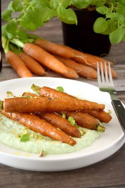 Młode pieczone marchewki na kremowej fecie z groszkiem