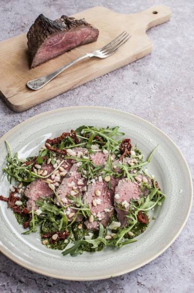 Sałatka z pieczoną wołowiną i pesto
