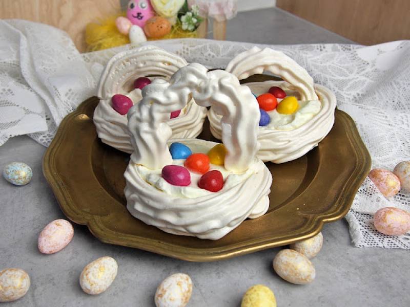 Wielkanocne bezowe koszyczki - prosty i efektowny deser