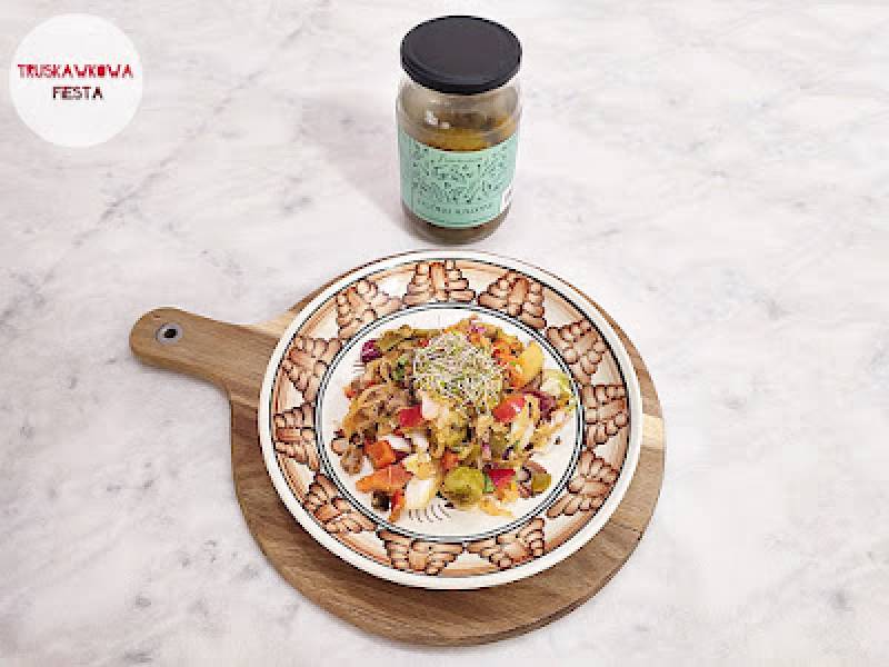 Żołądki drobiowe z ogórkami kiszonymi, papryką czerowną, kapustą kiszoną, pieczarkami, jarzynami, kapustą pekińską i miksem sała