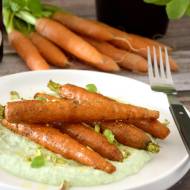 Młode pieczone marchewki na kremowej fecie z groszkiem