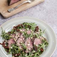 Sałatka z pieczoną wołowiną i pesto