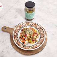 Żołądki drobiowe z ogórkami kiszonymi, papryką czerowną, kapustą kiszoną, pieczarkami, jarzynami, kapustą pekińską i miksem sała