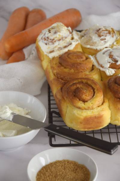 Marchewkowe drożdżowe ślimaczki