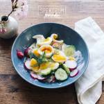 Wiosenna sałatka z jajkiem na miękko