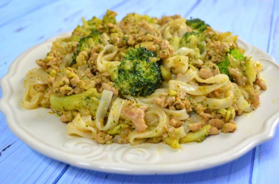 Makaron ryżowy z mięsem mielonym i brokułami + film