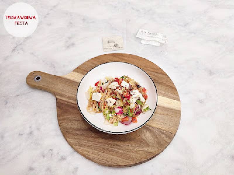 Ricotta z kiszoną kapustą, pieczarkami, rzodkiewką, kapustą pekińską i miksem sałat