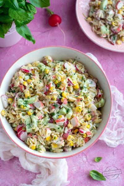 Sałatka z makaronem orzo oraz surimi