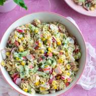 Sałatka z makaronem orzo oraz surimi