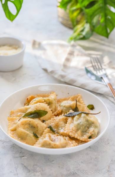 Ravioli ze szpinakiem i wędzonym serem