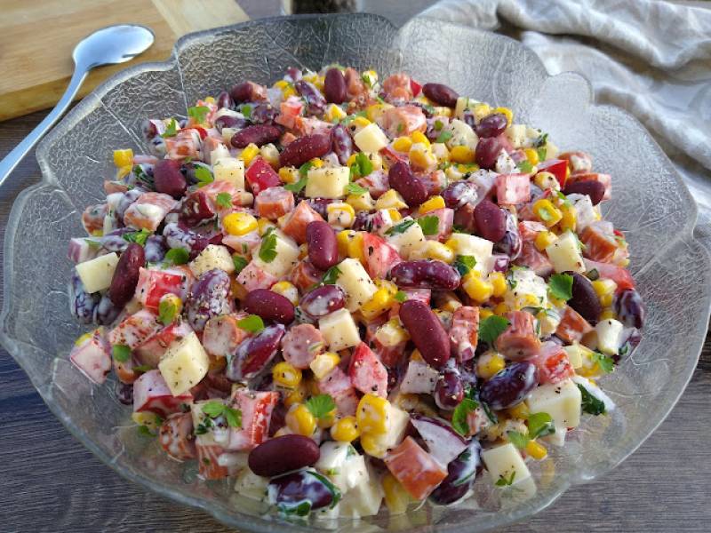 Sałatka z kabanosami