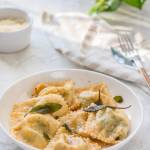 Ravioli ze szpinakiem i wędzonym serem