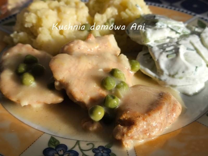 Kurczak w sosie z porem i zielonym groszkiem