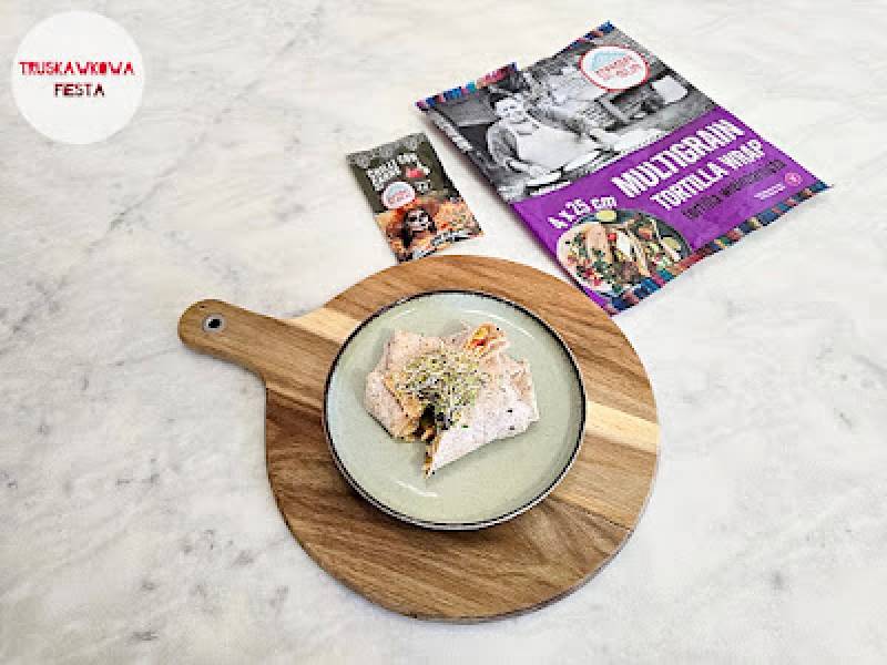 Tortilla wieloziarnista z śledziem, kapustą kiszoną, papryką czerwoną i fasolką szparagową