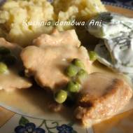 Kurczak w sosie z porem i zielonym groszkiem