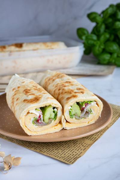 Wrap z omletem, łososiem i warzywami