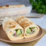 Wrap z omletem, łososiem i warzywami