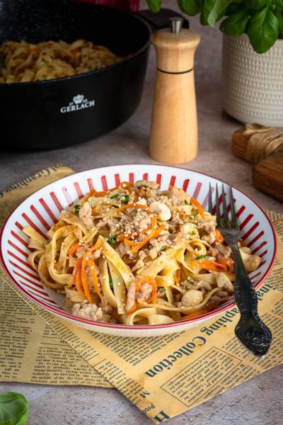 Makaron z mięsem w sosie miodowo-czosnkowym