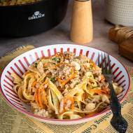 Makaron z mięsem w sosie miodowo-czosnkowym