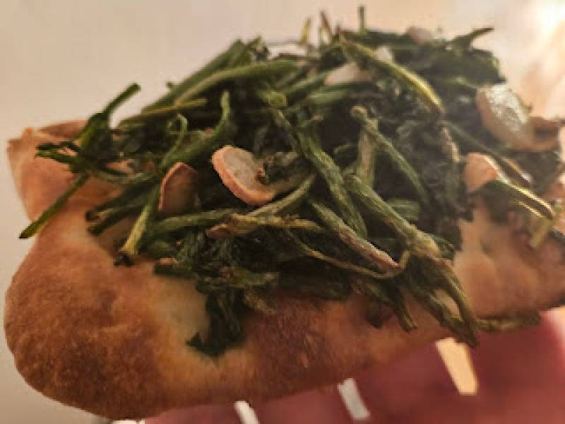 Pinsa z pędami chmielu