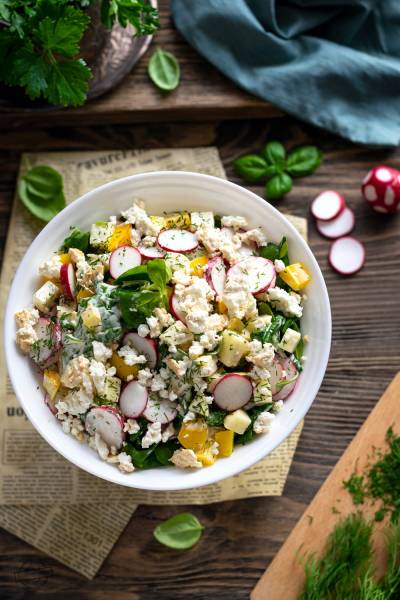 Sałatka z rzodkiewką, jabłkiem i twarogiem