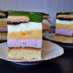 Kolorowe ciasto piankowe z delicjami