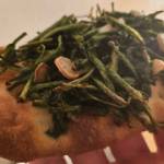 Pinsa z pędami chmielu