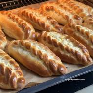 Bułeczki plecione z serem i lukrem