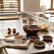 Czekolada niejedno ma imię – jak kreatywnie wykorzystać dodatki w pracowni cukierniczej