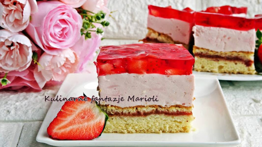 CIASTO Z  TRUSKAWKOWĄ PIANKĄ  +  FILMIK