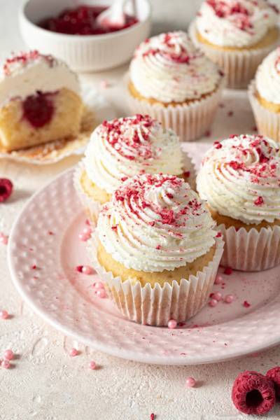 Babeczki waniliowe z dżemem malinowym i bitą śmietaną